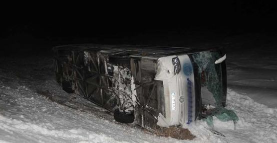 Sivas'ta buzlu yol kazası: 33 yaralı