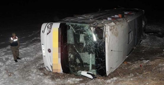 Sivas'ta yolcu otobüsü devrildi: 34 yaralı     
