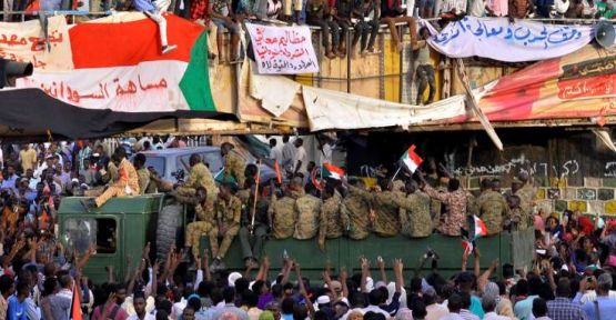 Sudan'da eski hükümet üyeleri tutuklandı