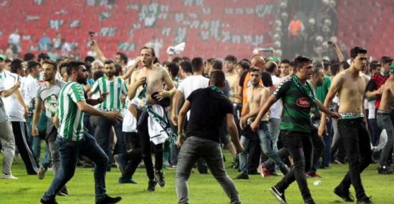 Süper Kupa maçında sahaya bıçak atan kişi serbest bırakıldı