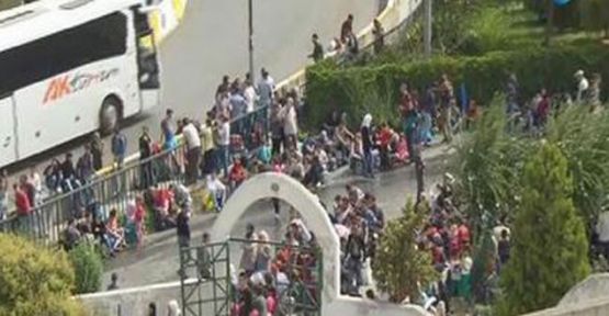 Suriyeli mülteciler Yunanistan'a gitmek için toplandı