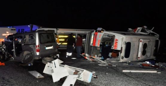 Tatvan'da ambulans ticari araçla çarpıştı: 1'i hemşire 4 ölü