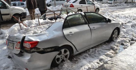 Tatvan'da üzerine kar düşen bir kişi hayatını kaybetti