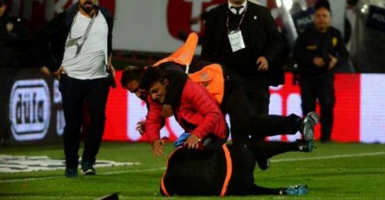 Trabzonspor-Fenerbahçe maçında taraftar hakeme saldırdı