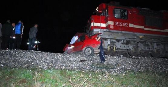 Tren otomobili biçti: 2 ölü!