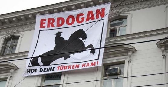 Türk Büyükelçiliğine 'Erdoğan Türkleri al götür' pankartı asıldı!