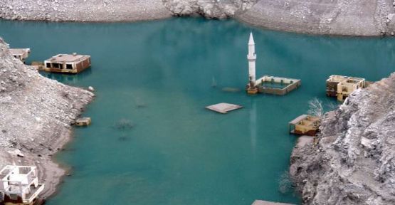 Türkiye'nin en yüksek barajında sular çekildi, köy ortaya çıktı