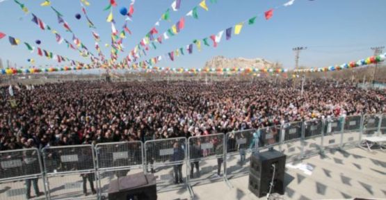 Van Kalesi eteklerinde Newroz kutlaması