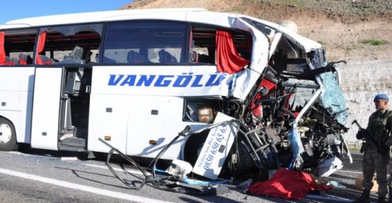 Yolcu otobüsü demir yüklü TIR'a çarptı: 1 ölü, 20 yaralı