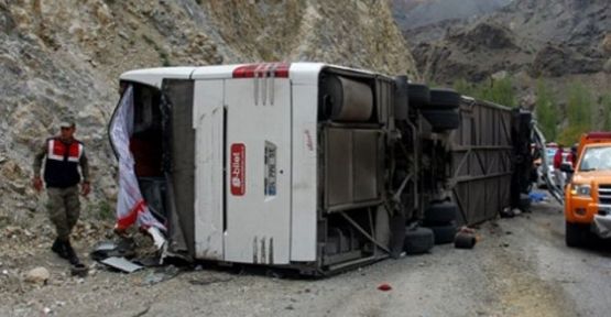 Yolcu otobüsü devrildi: 1 Ölü, 44 Yaralı