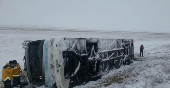 Yolcu otobüsü devrildi: 1 ölü, 15 yaralı