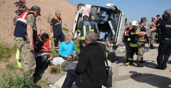 Yolcu otobüsü devrildi: 26 yaralı