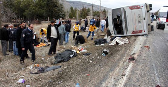 Yolcu otobüsü devrildi! 3 ölü