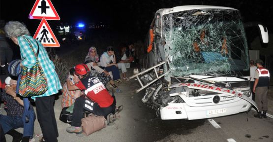 Yolcu otobüsü TIR'a çarptı: 33 yaralı