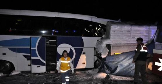 Yolcu otobüsü TIR'la çarpıştı: 24 Yaralı