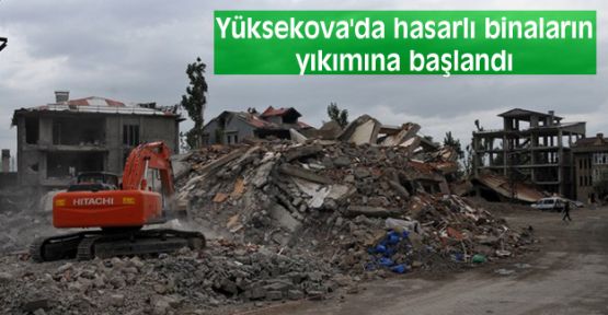 Yüksekova'da hasarlı binaların yıkımına başlandı