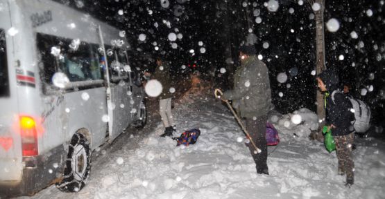 Yüksekova'da tipide mahsur kalan 9'u öğrenci 19 kişi, 3 saatte kurtarıldı!