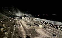 Yeniköprü'deki heyelan bölgesinde yola düşen kayalar ulaşımı kapattı