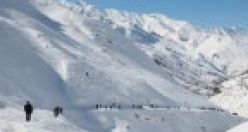 Çığ altında kalan 4 kişi için aramalar sürüyor