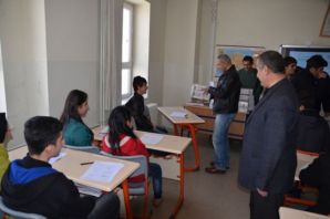 Şemdinli Kaymakamından öğrencilere kitap desteği