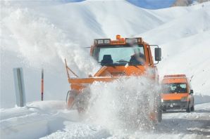 Şemdinli - Yüksekova yolunda araçlar mahsur kaldı