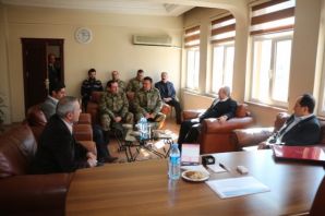Hakkari valisi çığ bölgesinde