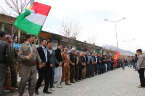 Şemdinli seçim zaferini kutladı