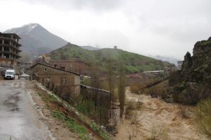 Şemdinli'de sağnak yağış ve tahribat