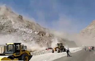 Hakkari-Van karayolunda heyelan