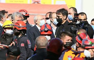 Siyasetçiler depremzedeleri ziyaret etti