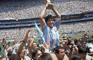 Futbolun efsanesi Maradona hayatını kaybetti