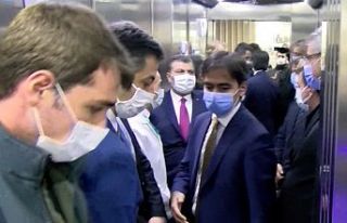 Sağlık Bakanı Fahrettin Koca 9 kişiyle asansöre...