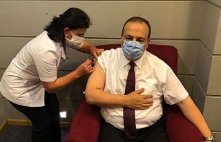 Bursa valisi Canbolat, Kovid-19 aşısının ikinci...
