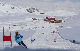 Hakkari'de kayak yarışması düzenlendi