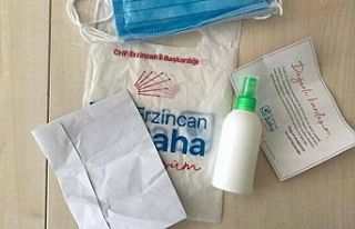 CHP'nin basın toplantısında gazetecilere zarf...