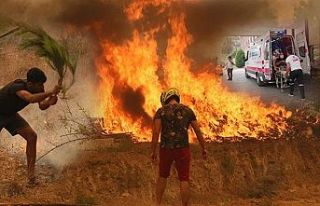 Manavgat'ta yangına müdahale eden iki işçi...