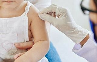 İzmir'de bebeklerine Covid-19 aşısı yapıldığını...