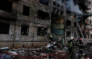Kiev'den son görüntüler: Bir apartman vuruldu,...