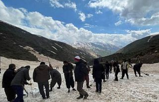 Şemdinli'de çığ altında kalan 1 İranlının...