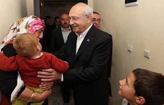 Kılıçdaroğlu Van'da elektriği kesik aileyi...