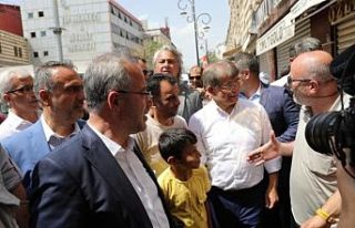 Sur'a giden Davutoğlu protesto edildi: 'Evimizi...