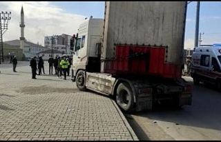 Yüksekova'da öğrenciler, TIR'ın altında...