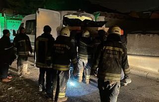 Konya'da yangın çıkan evin çatısı çöktü:...
