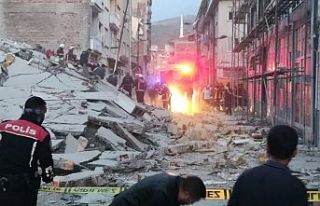 Malatya'da ağır hasarlı bina çöktü: Bir...