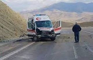 Hakkari’den yola çıkan ambulans kaza yaptı: 4...