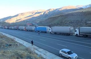 Türkiye- İran sınırında 10 kilometrelik TIR kuyruğu