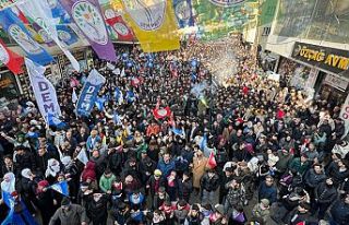 Yüksekova'da miting havasında seçim bürosu...