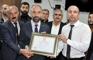 Çukurca Belediye Başkanı Nazmi Demir mazbatasını...