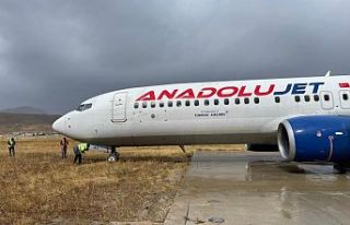 Yüksekova'da yolcu uçağı pistten çıktı
