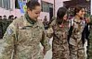 ABD askeri YPG'lilerle halayda